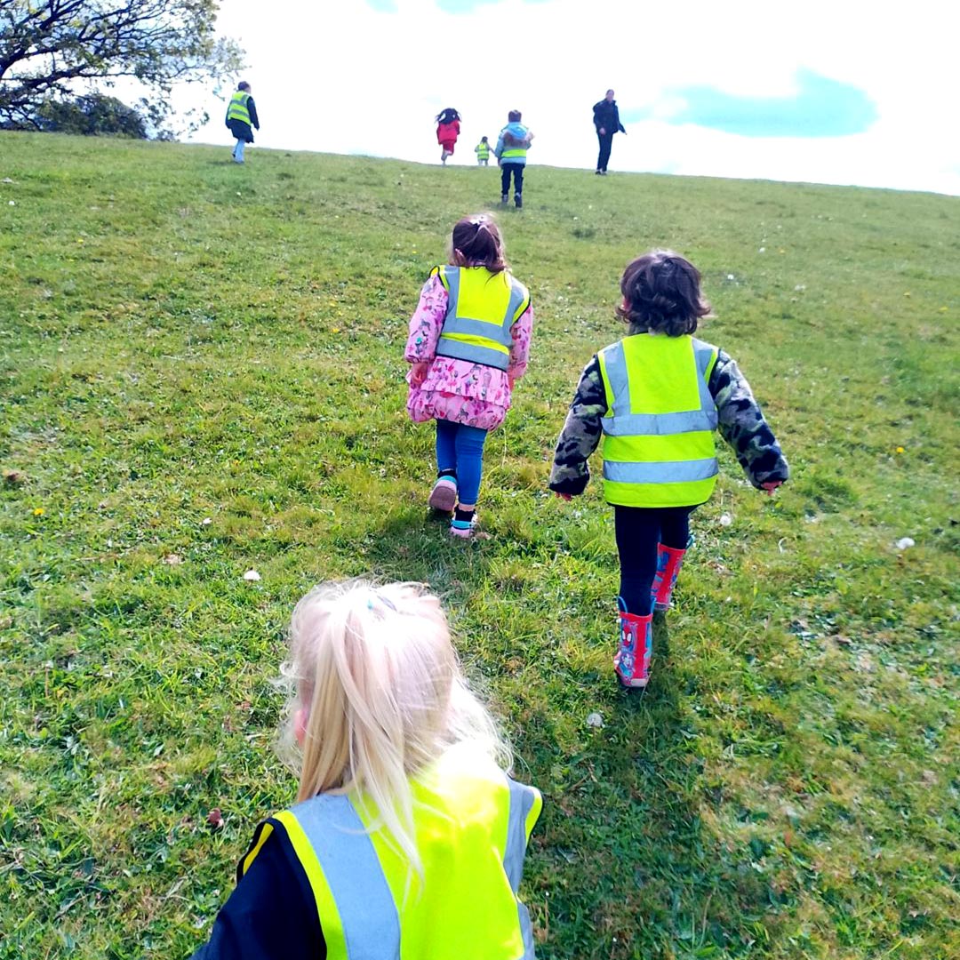 Sessions focus on outdoor exploration, learning and discovery, close to nature. Sessions focus on outdoor exploration, learning and discovery, close to nature.